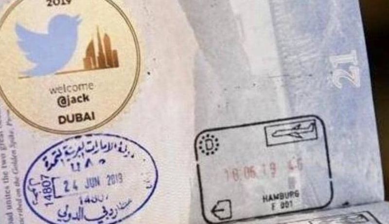 شاهد.. مطار دبي يرحب بأول زيارة لمؤسس “تويتر” بطريقة إبداعية