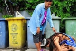 ملكة جمال تايلاندا تنحني لأمها التي تعمل في جمع القمامة