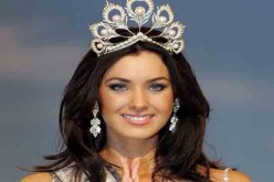 بالصور ملكة جمال الكون تثير أزمة بسبب سيلفي مع قرد