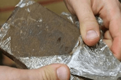 حجز رطل من الكيف مخبأة داخل كرة قدم في سكيكدة