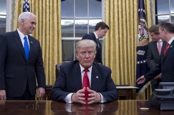 ترامب يعد قرارا جديدا لحظر السفر إلى أمريكا