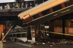 بالصور.. قتلى  في سقوط قطار من فوق جسر واشنطن