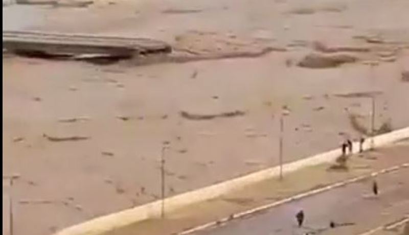 انهيار جسر سيدي حكوم الذي يعبر وادي مزي بالأغواط