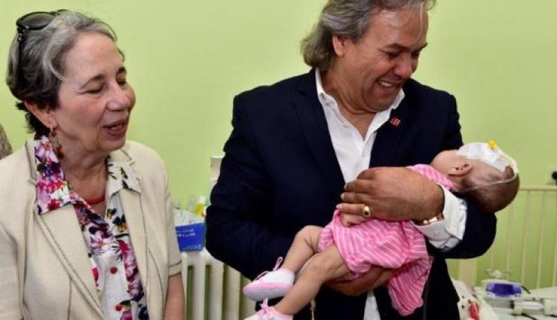 بالصور الهلال الأحمر الجزائري ينظم زيارة للأطفال المرضى رفقة نجوم الرياضة بمناسبة عيد الفطر