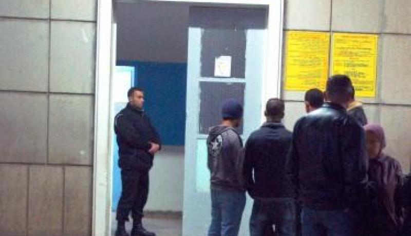 توقيف ثلاثة أطباء بعد معركة انتهت برمي مريض من سرير الجراحة