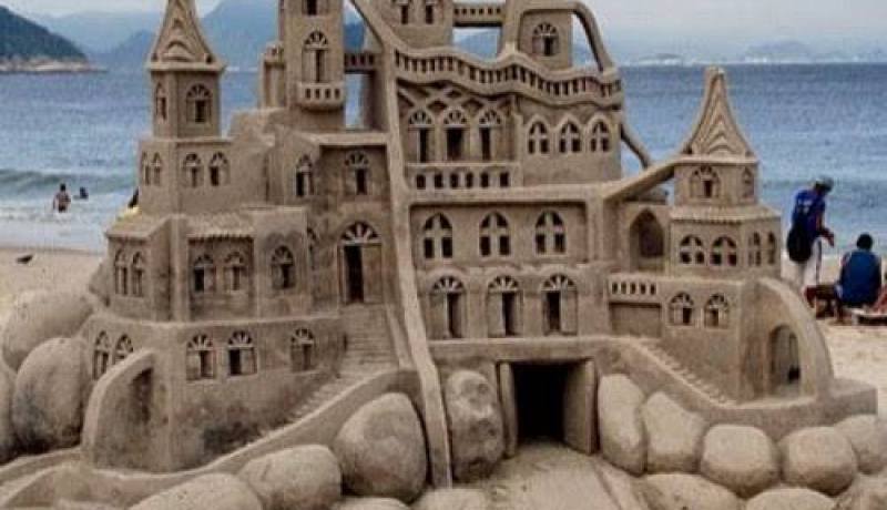 صور لأجمل القصور المنحوتة على الرمال