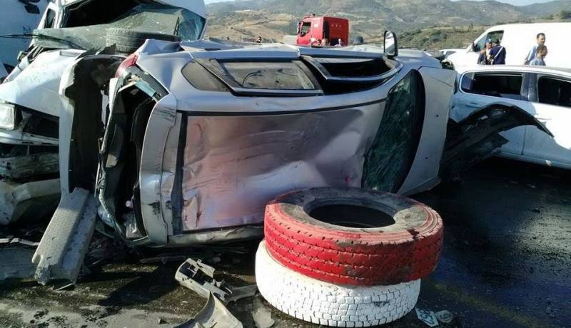 بالصور حادث خطير على الطريق السريع الرابط بين البويرة والجزائر وأنباء عن سقوط قتلى