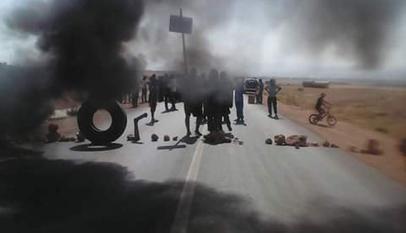 بالصور سكان عين ازال في سطيف يغلقون الطريق مطالبين بتوفير الماء والغاز