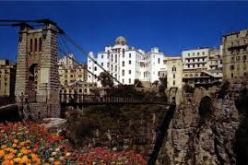 العمل على إرساء نظام وطني لتكوين مستخدمين تقنيين وإضفاء مردودية على المنشآت الثقافية