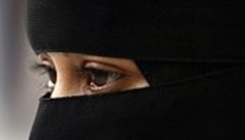 ترقية الشرطي الذي غرّم المرأة المُنقبة في فرنسا