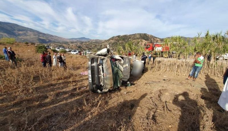 هلاك شخصين وإصابة 19 آخرين في حادثي إنقلاب لحافلة ومركبة بالشلف