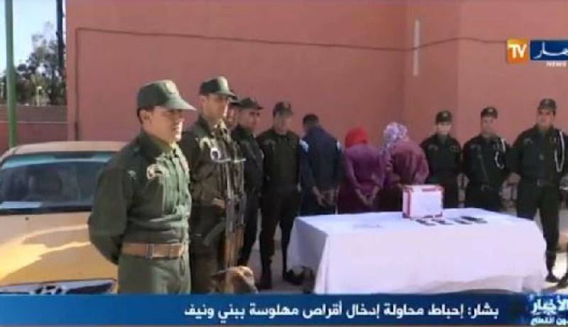 بالفيديو .. القبض على إمرأتين وسائق أجرة حاولوا تهريب مهلوسات ببشار