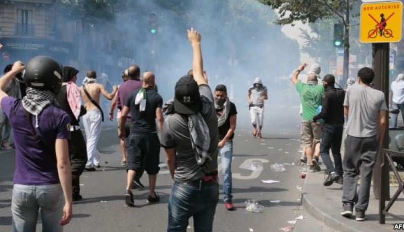 وزير الداخلية الفرنسي يدين أعمال العنف على هامش تظاهرة مؤيدة للفلسطينيين بالقرب من باريس