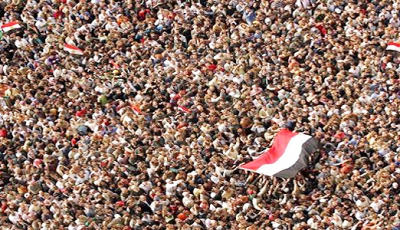 آلاف الأشخاص يعتصمون بميدان التحرير في الذكرى الأولى لثورة 25  جانفي