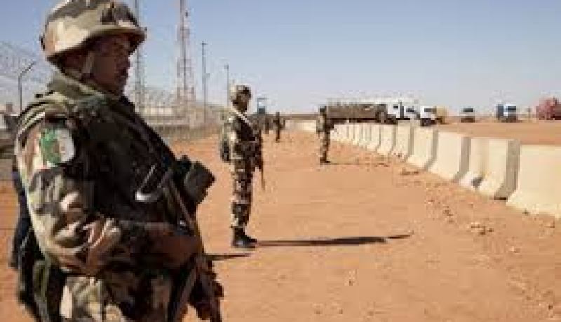 الجيش الوطني يلقي القبض على 16 مهربا في عين قزام