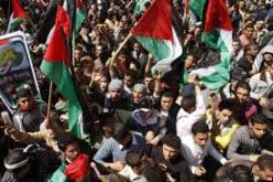تظاهر عشرات الفلسطينيين احتجاجا على اقتحامات المسجد الأقصى