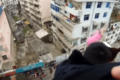 بالفيديو..ينقذ زوجته من الإنتحار بشجاعة غريبة