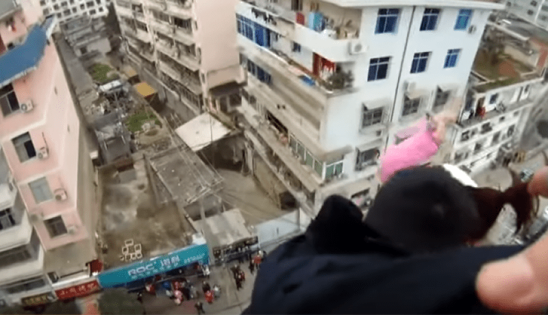 بالفيديو..ينقذ زوجته من الإنتحار بشجاعة غريبة