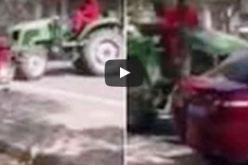 بالفيديو .. مزارع غاضب يحطم بجراره سيارة أغلقت طريقه