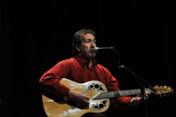 لا أتحدث العربية لأنني احترمها وأسعى إلى تقديم جهة نظري الشعرية فقط