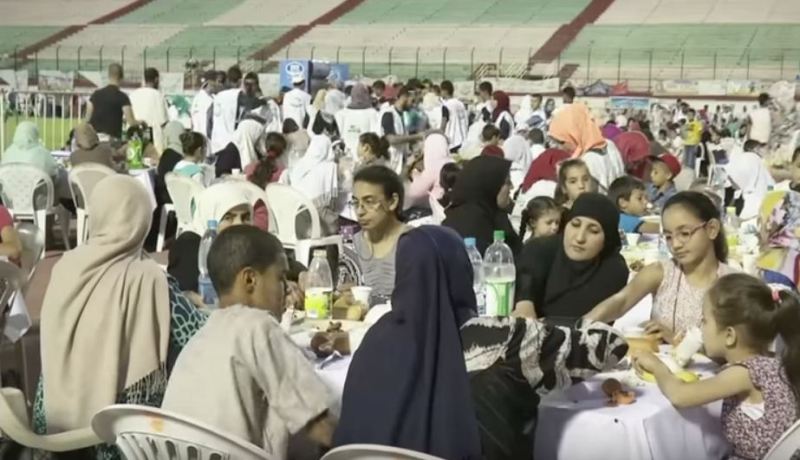 جمعية كافل اليتيم تنظم إفطار جماعي لـ 1400 يتيم وأرملة بملعب القبة بالعاصمة