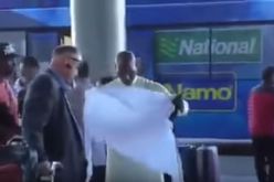 شاهد.. ممثل أمريكي شهير يسافر من مطار لوس أنجلوس بالزي الخليجي متحديا ترامب