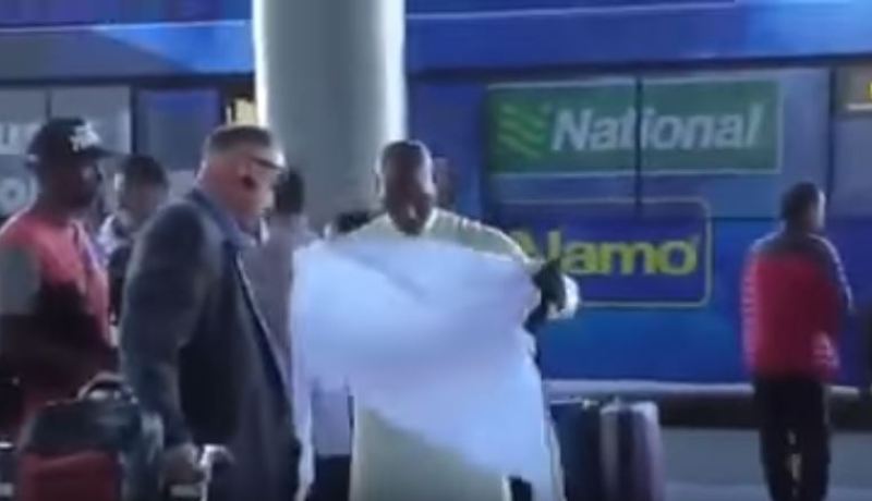 شاهد.. ممثل أمريكي شهير يسافر من مطار لوس أنجلوس بالزي الخليجي متحديا ترامب