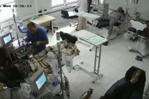 بالفيديو… رجل يحرق امرأتين داخل مستشفى بمدينة تيرانا الألبانية