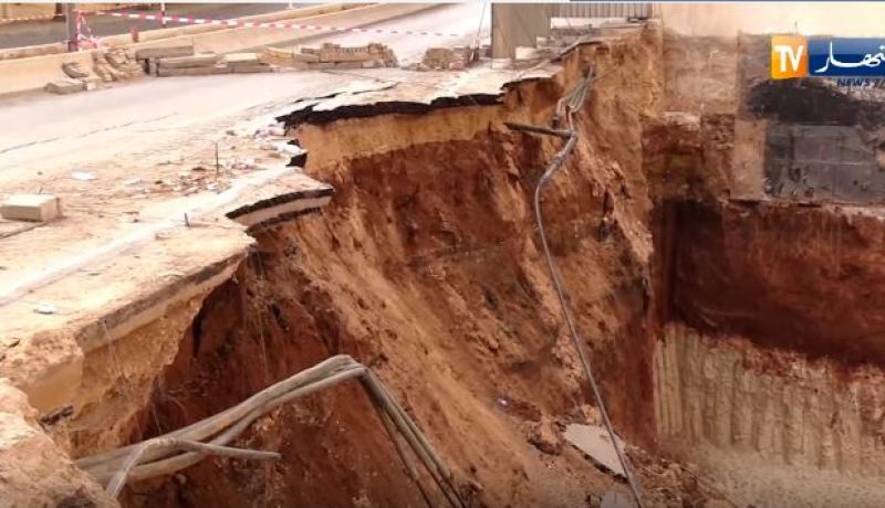 بالفيديو.. مؤسسة صينية تتسبب في تحطيم قناة للغاز وانزلاق للتربة بسعيد حمدين في العاصمة