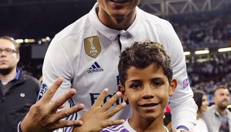 رونالدو يرزق بتوأم من أم بديلة