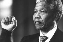العالم ينعي وفاة نلسون مانديلا رمز النضال ضد سياسة الميز العنصري