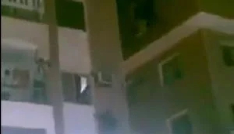 الطلبة المصريون يحاصرون سبعة طلبة جزائريين ويحرقون منازلهم ووثائقهم