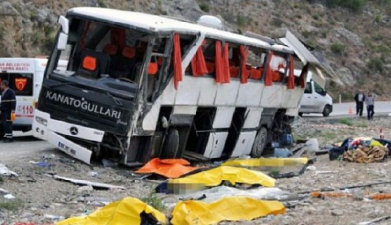 مقتل شخص11 إثر اصطدام حافلة بركاب في انتظارها في تركيا