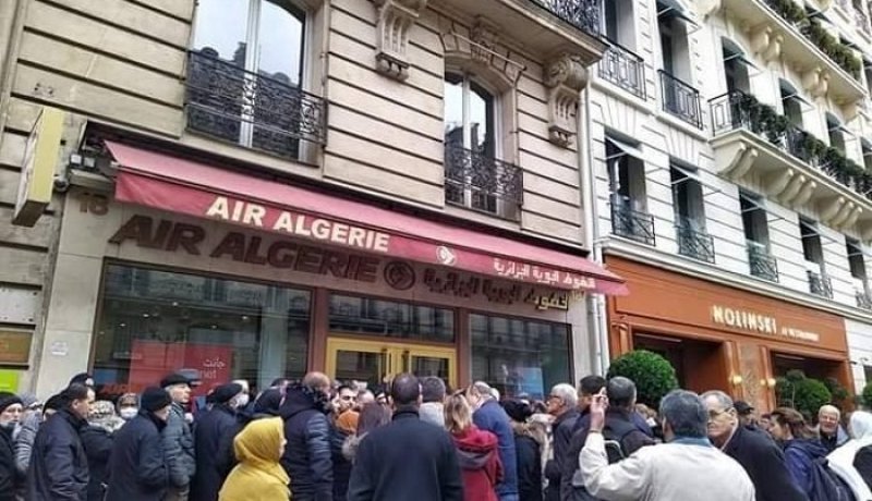 الجالية الجزائرية في فرنسا تحتج لليوم الثاني أمام وكالات الجوية الجزائرية