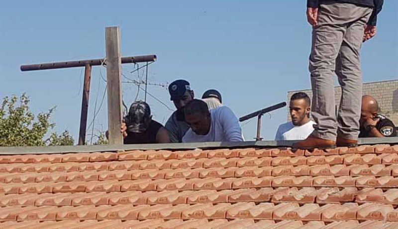 بالصور.. الصهاينة يسطون على بيت فلسطيني لمصلحة مستوطنين