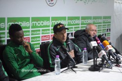 بالفيديو.. مدرب نيجيريا يغادر الندوة الصحفية بطريقة ساخرة