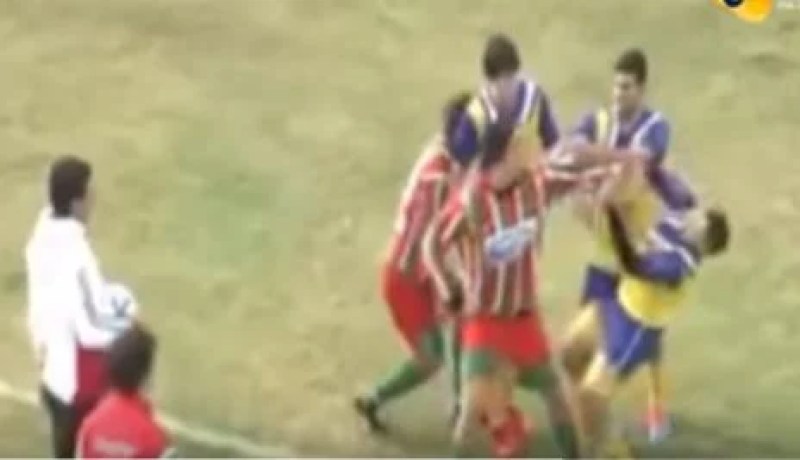 بالفيديو.. لحظة وفاة لاعب كرة قدم في الدوري الأرجنتيني