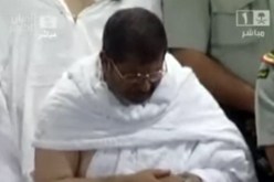 الرئيس مرسي يبكي في صلاة الفجر بالمسجد الحرام