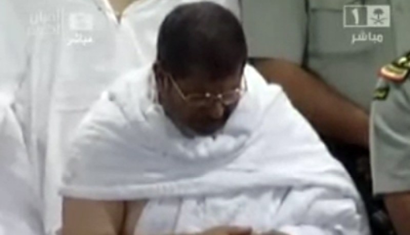 الرئيس مرسي يبكي في صلاة الفجر بالمسجد الحرام