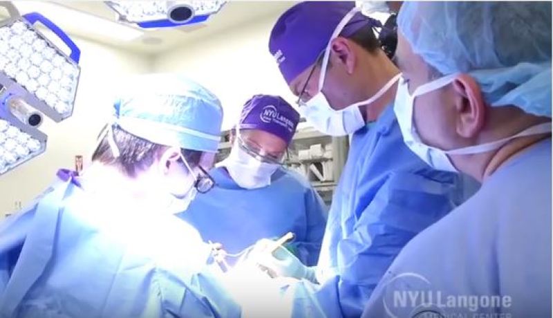 بالفيديو.. تعرف على أول من قام بعملية زراعة الوجه وكيف أصبح شكله