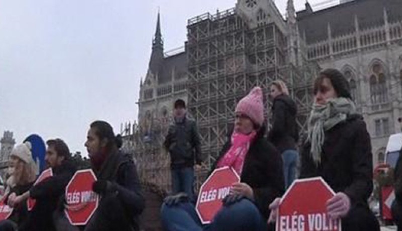 100 ألف متظاهر في بودابست تأييدا للحكومة المجرية