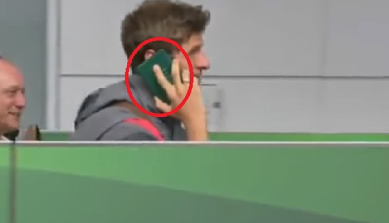 بالفيديو .. مولر يبتكر حيلة طريفة للهروب من الصحافيين