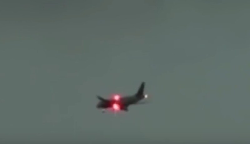 بالفيديو .. صاعقة قوية تضرب طائرة روسية بعد إقلاعها بدقائق