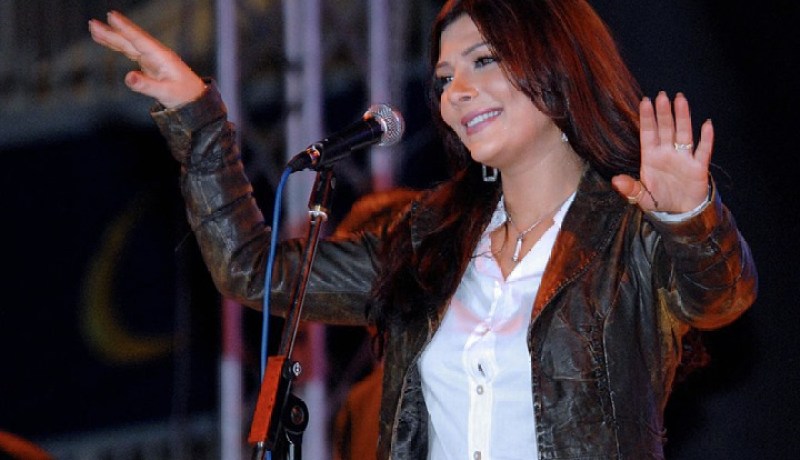 بالصور .. أصالة تدافع عن شيرين بعد الهجوم عليها