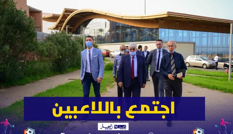 بالصور.. عاشور جلول يجتمع بلاعبي الإتحاد بعين البنيان