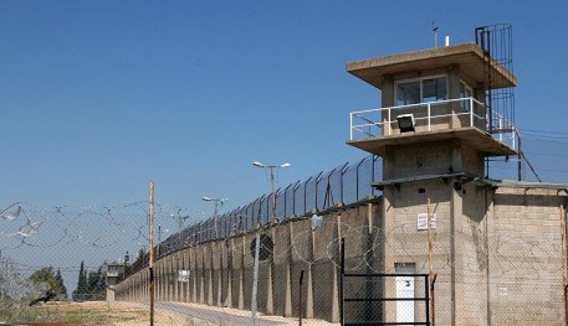 ادارة سجن النقب تفرض عزلة و تعتيما على الاسرى المضربين عن الطعام