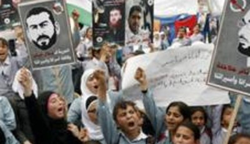 أهالي الأسرى الفلسطينيين يزورون لأول مرة ذويهم في السجون الإسرائيلية