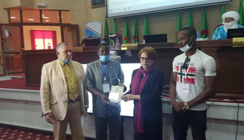 وزيرة الثقافة تُكرم مثقفي وفناني تمنراست