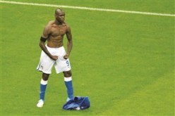 رئيس ميلان الإيطالي يصف بالوتيلي بالتفاحة المهترئة