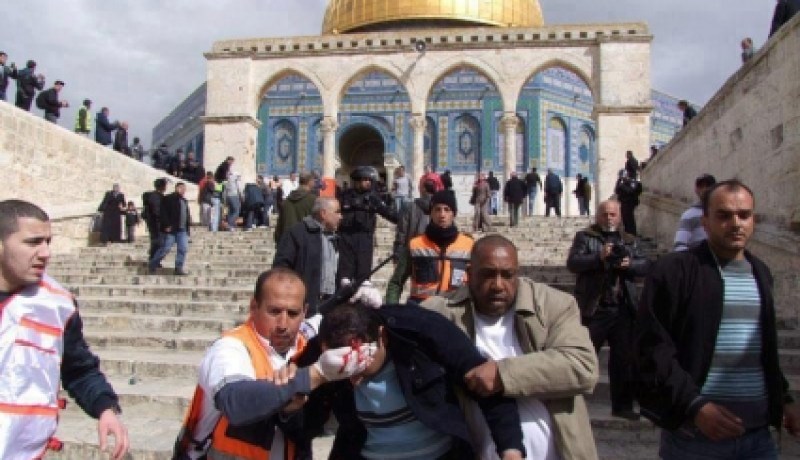 إصابة عدد من الفلسطينيين بجروح في محاولة اقتحام باحات المسجد الأقصى